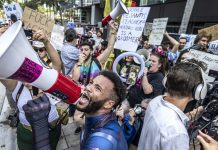 Un centenar de manifestantes en Miami llaman fascista y racista a DeSantis
