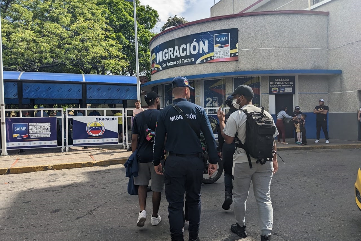 Deportados tres venezolanos que viajaban desde San Andrés hacia Nicaragua en una lancha ilegal