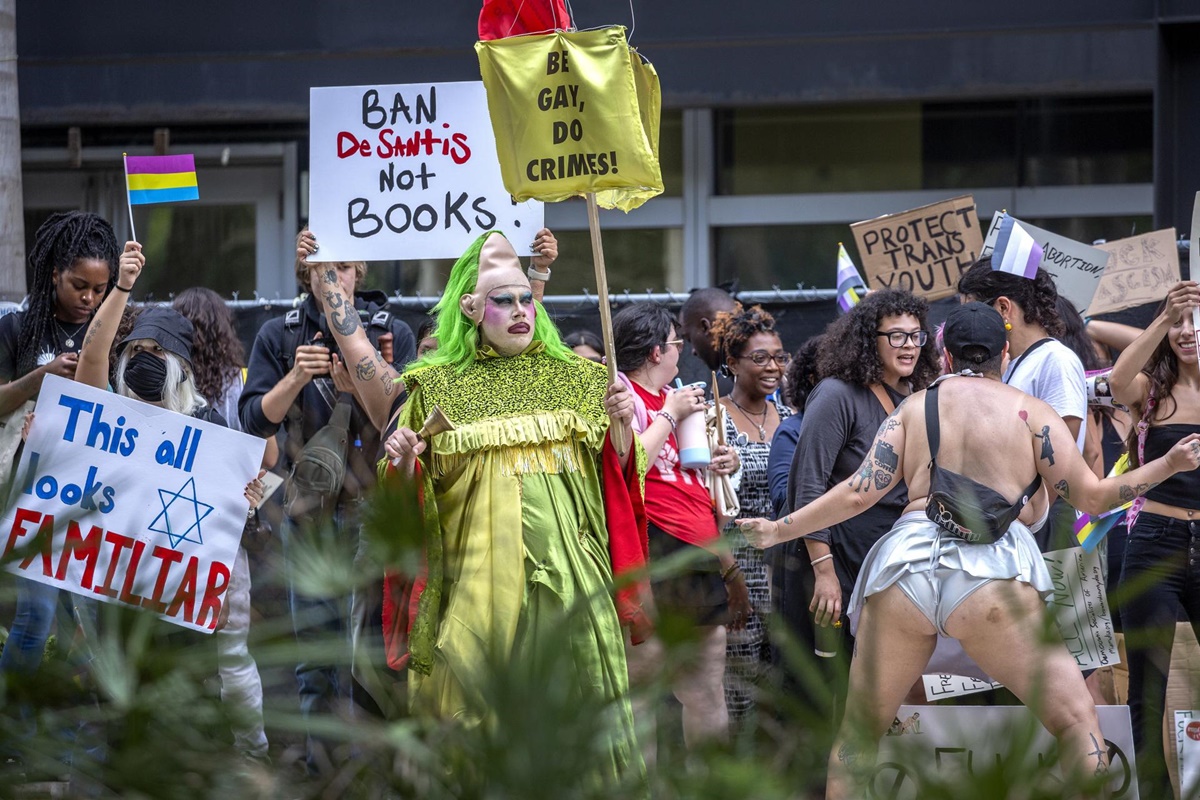 Manifestantes en Miami llaman fascista y racista a DeSantis