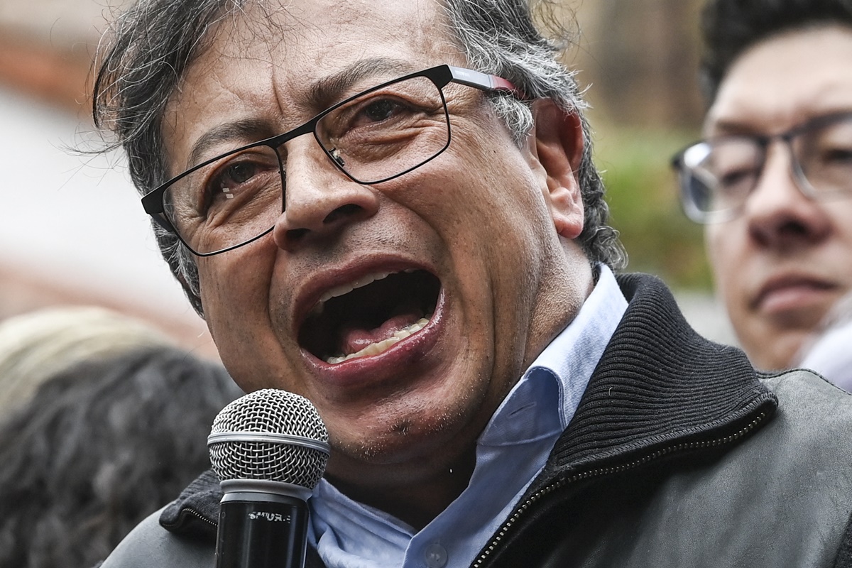 Gustavo Petro negó ser el dueño del dinero hurtado a su exjefa de gabinete y aseguró que intentan difamarlo