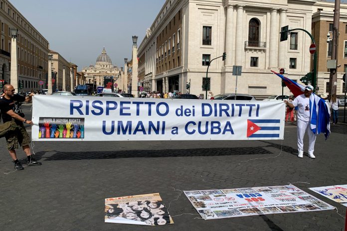 Protesta roma papa Díaz-Canel