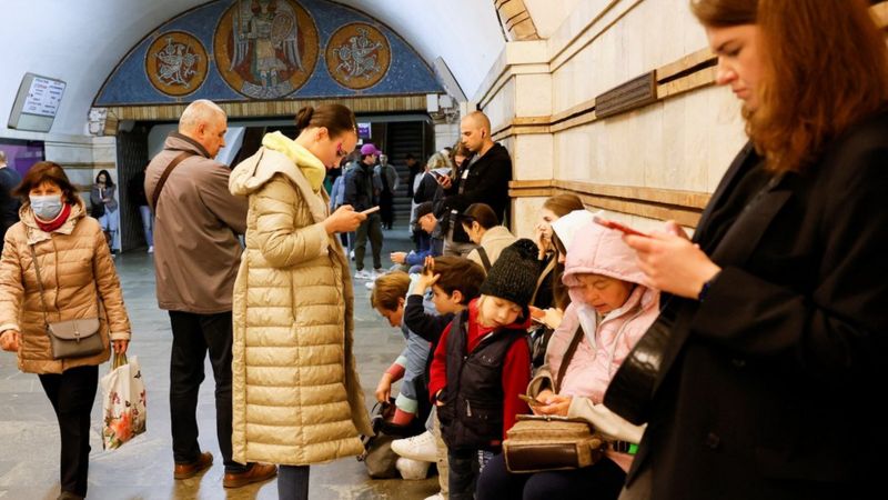 La gente usa las estaciones de metro de Kyiv como refugio durante las alertas de ataques aéreos