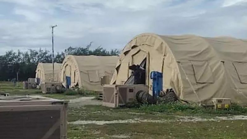 Otra imagen enviada por un migrante muestra las tiendas de campaña, que comparten una docena de personas, vigiladas por guardias de seguridad. Cortesía de los migrantes de Diego García 