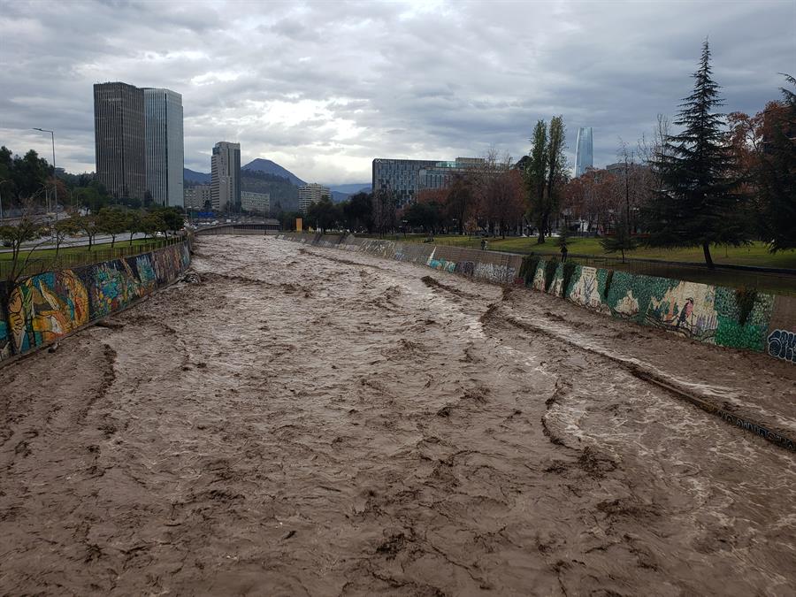 Crisis climática: Santiago de Chile y la región central en alerta por inusuales lluvias torrenciales