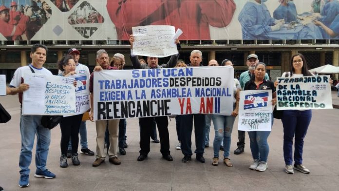 Ex funcionarios de la AN despedidos exigen el reenganche aprobado por Min Trabajo