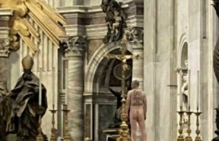 Un hombre se desnuda en la Basílica de San Pedro para protestar por la guerra de Ucrania