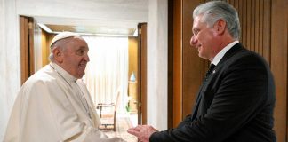 El Papa Francisco da la bienvenida al presidente de Cuba, Miguel Díaz-Canel