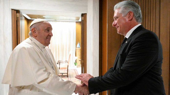 El Papa Francisco da la bienvenida al presidente de Cuba, Miguel Díaz-Canel
