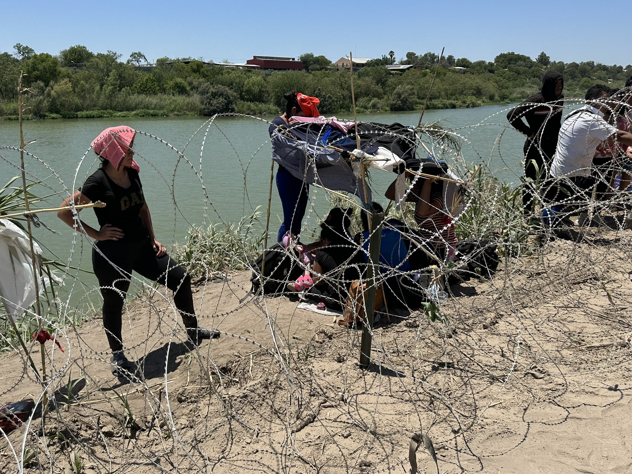 Migrantes venezolanos duermen a la orilla del río Bravo a la espera de ingresar a EE UU