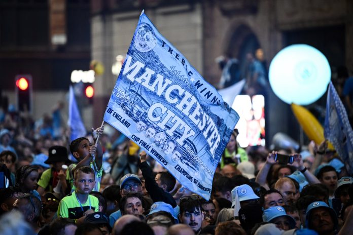 Manchester City celebra bajo la lluvia