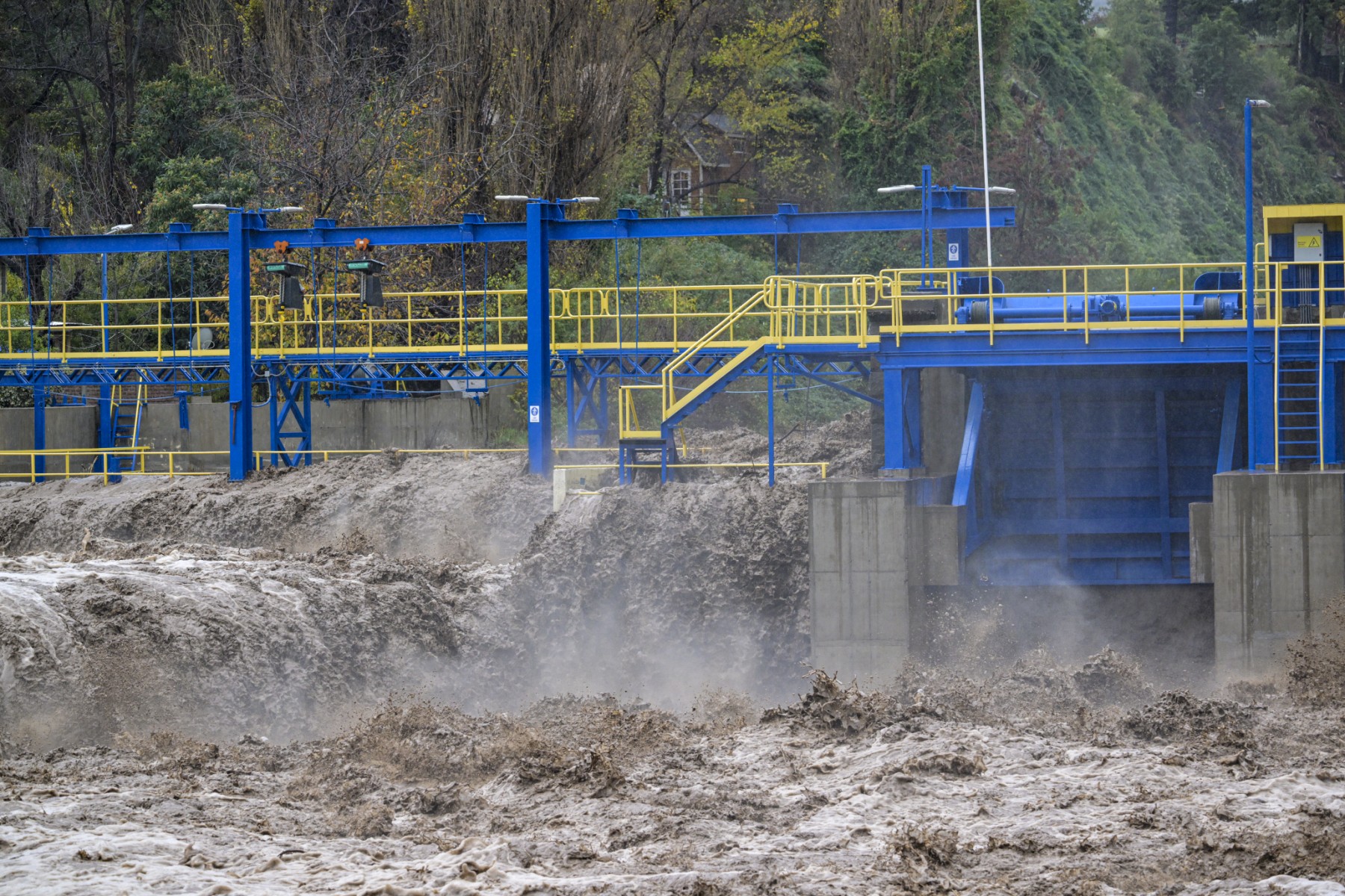 Los dos principales ríos de Santiago de Chile se desbordan tras fuertes lluvias