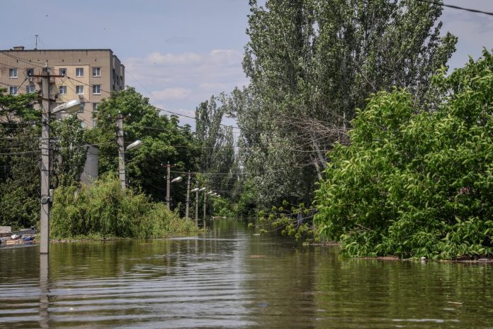 inundaciones represa en Ucrania
