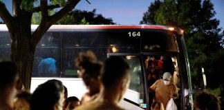 Nueva York envía autobuses de migrantes a otras ciudades de Estados Unidos
