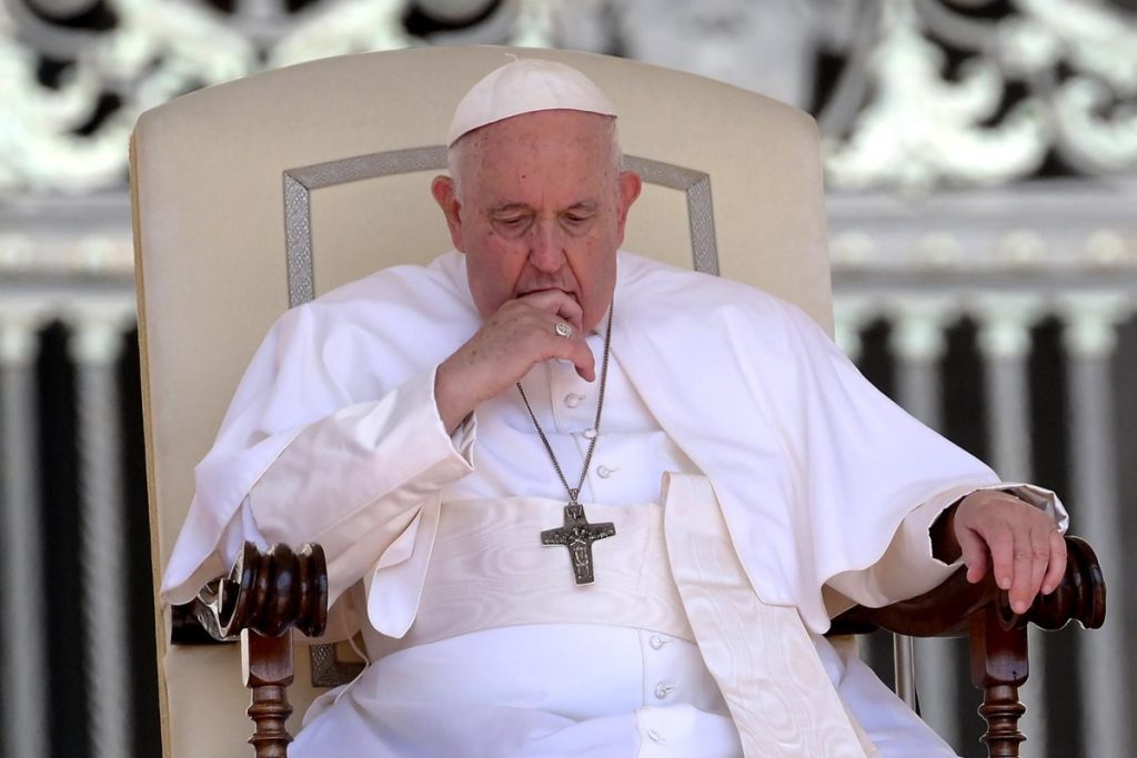 Papa Francisco se reúne con víctimas de abuso sexual en Portugal
