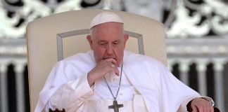 Papa Francisco se reúne con víctimas de abuso sexual en Portugal