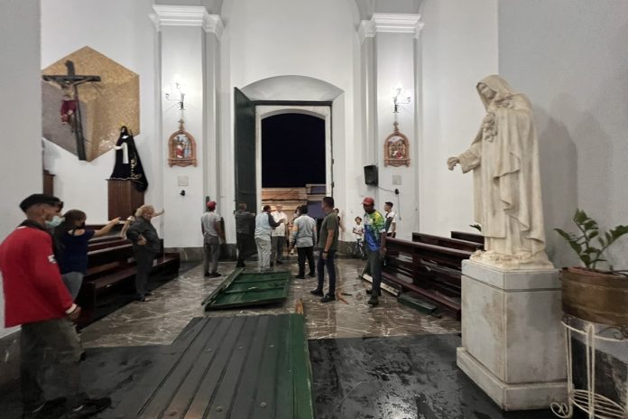 Fuerte lluvia y vientos: cedieron puertas de la catedral de Ciudad Bolívar