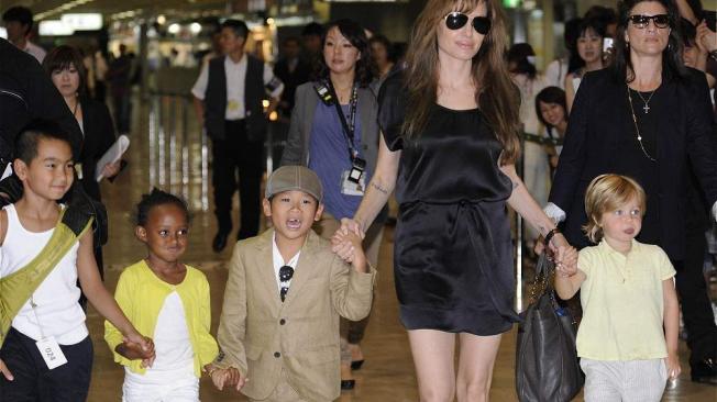 Antes de entablar una relación con Brad Pitt, Angelina Jolie adoptó a Maddox, su hijo mayor. Sin embargo, cuando empezó su relación con el actor no dudaron en adoptar a Zahara y a Pax Thie