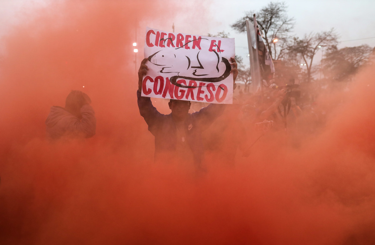 La Policía retira a manifestantes que llegaron hasta los exteriores del Congreso de Perú