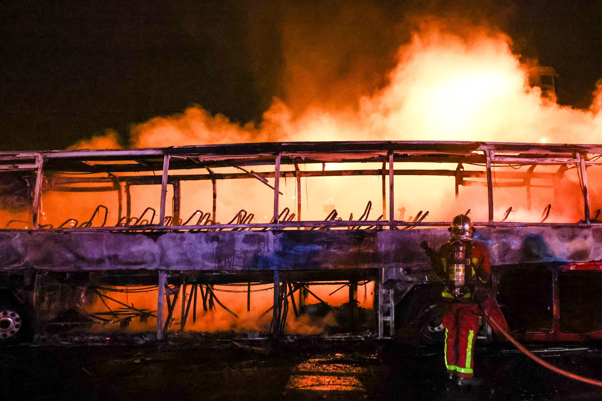 Murió bombero cuando apagaba incendio de autos cerca de París