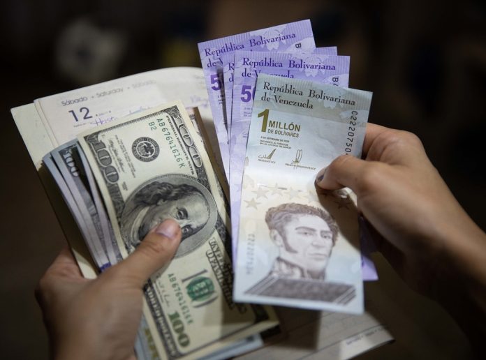 Inflación en el país superó el 100%, según economista Luis Oliveros