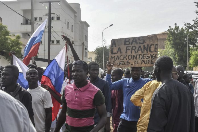 Golpistas de Níger acusan a Francia de querer intervenir