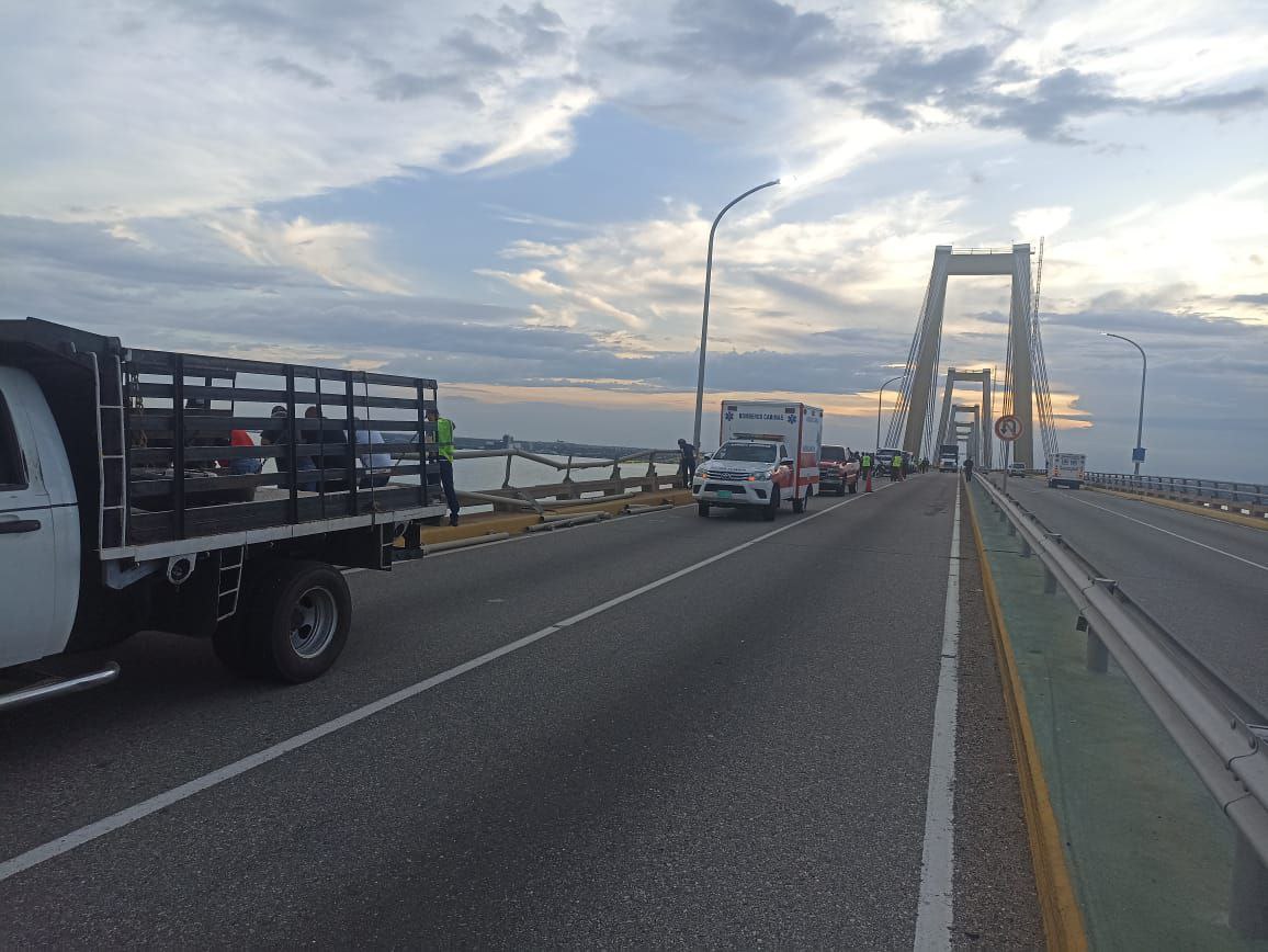 Vehículo con dos personas a bordo cayó al lago de Maracaibo