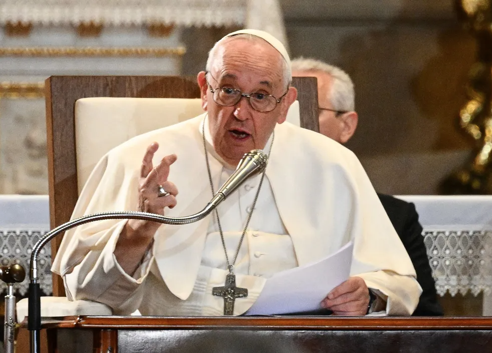 El Papa se reunió en Lisboa con 15 jóvenes llegados de Ucrania