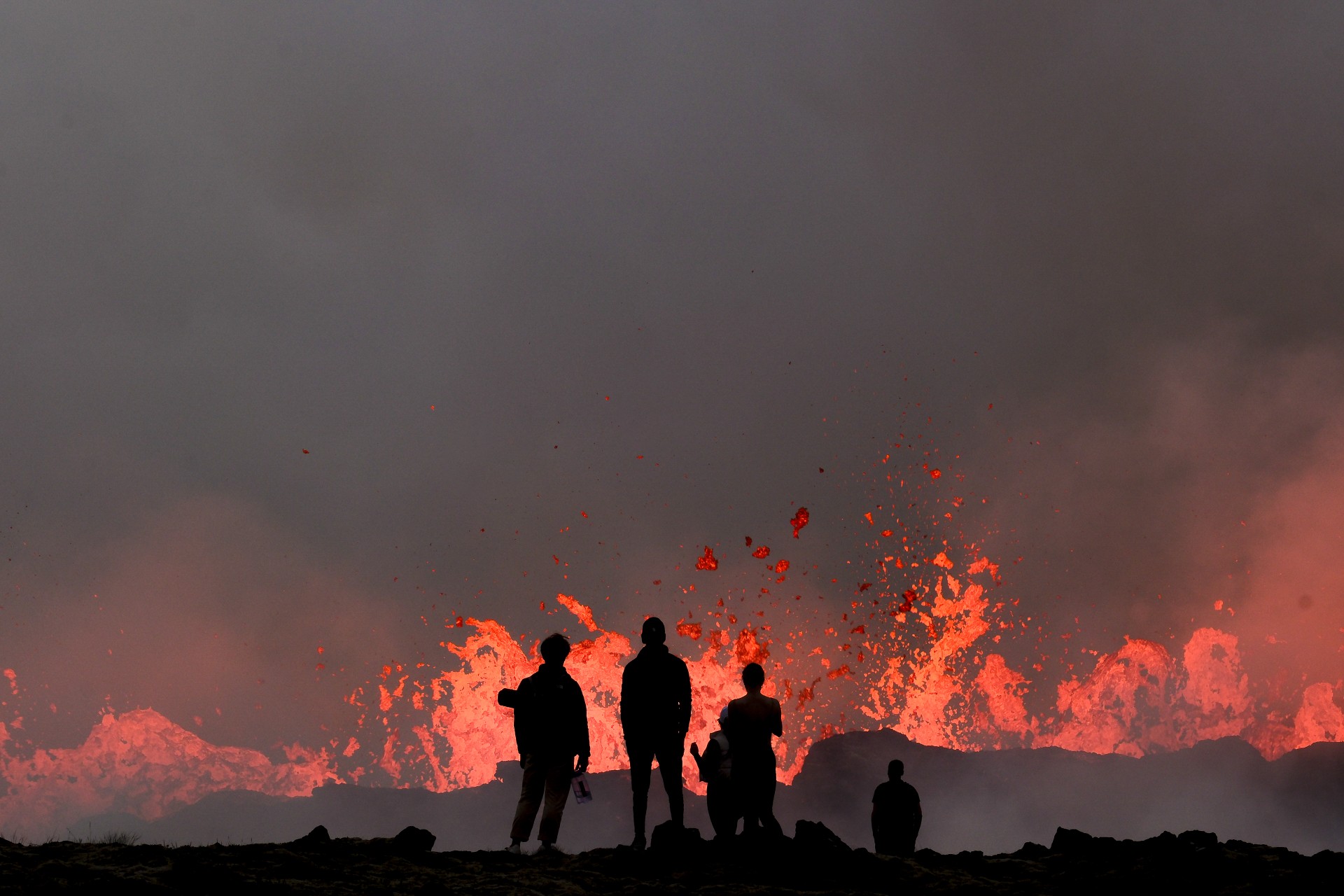 Para ver la lava “tan naranja como el sol”: curiosos acuden a un volcán islandés