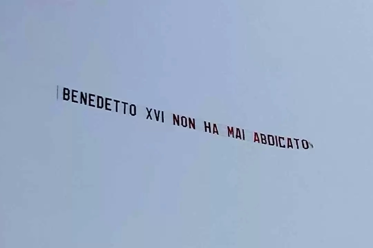 Un misterioso avión con el mensaje “Benedicto XVI nunca ha abdicado” sobrevoló Roma