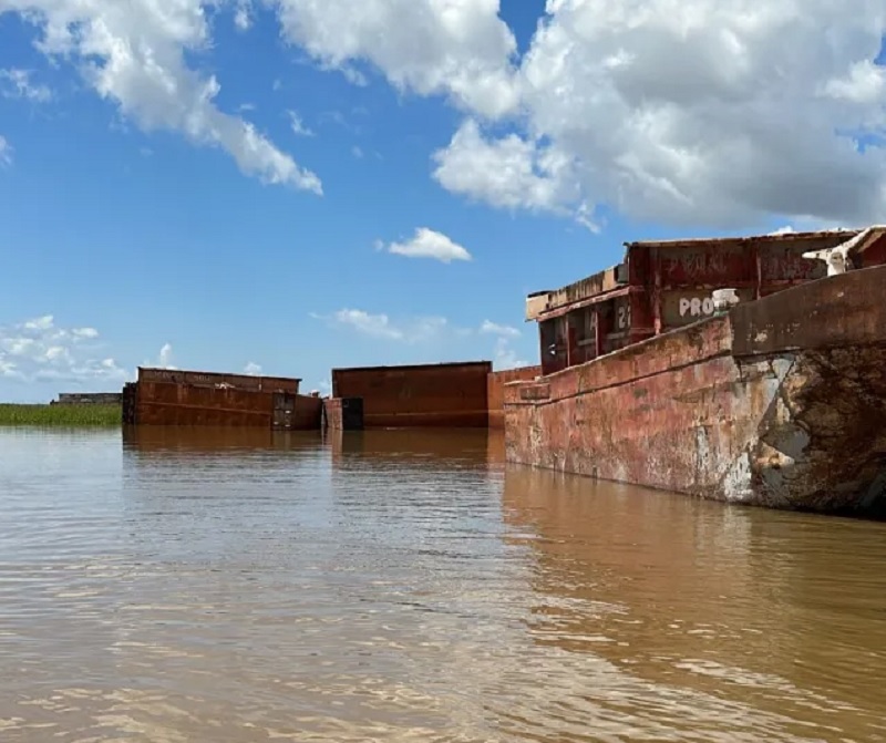 Indígenas denuncian daño ambiental por barcazas varadas en el Orinoco