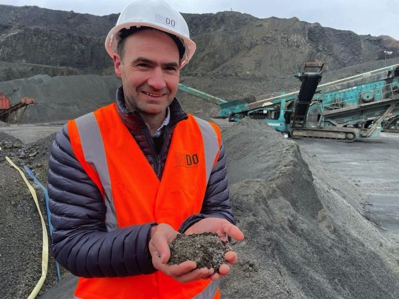 Jim Mann llama a las rocas que podrían ayudar a enfriar nuestro planeta su "polvo mágico".