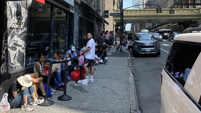 Migrantes duermen en buses y calles en una Nueva York sin camas disponibles