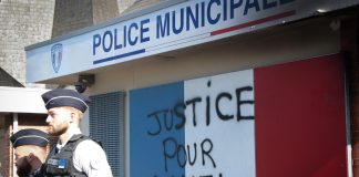 Policía que mató a un joven en Francia negó haberlo amenazado