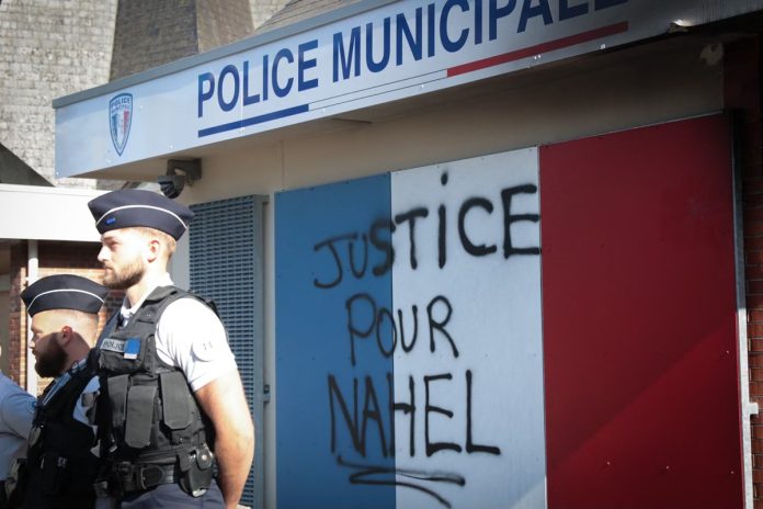 Policía que mató a un joven en Francia negó haberlo amenazado