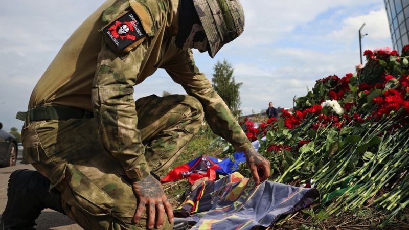 Homenajes florales en San Petersburgo para Prigozhin, jefe de Wagner que se cree murió en un accidente aéreo el pasado 23 de agosto