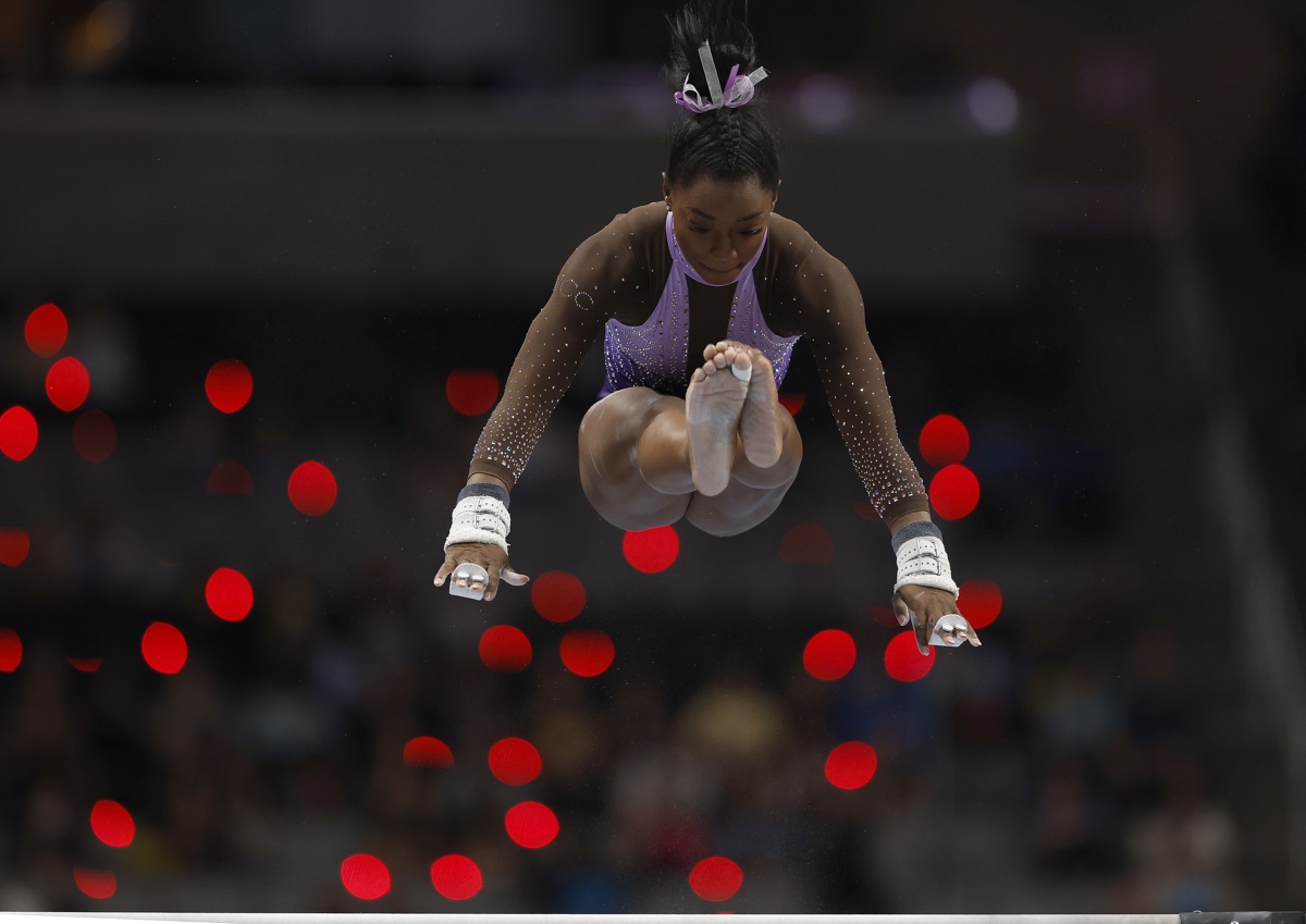 Simone Biles lidera el campeonato de gimnasia de EE UU que se define el domingo