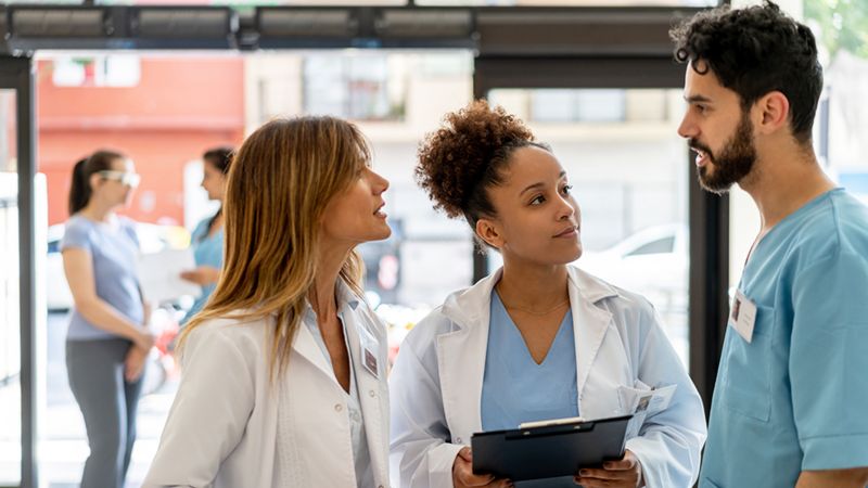 Por qué tantos jóvenes de América Latina van a Argentina a estudiar Medicina (y la paradoja del éxodo de médicos en el país)