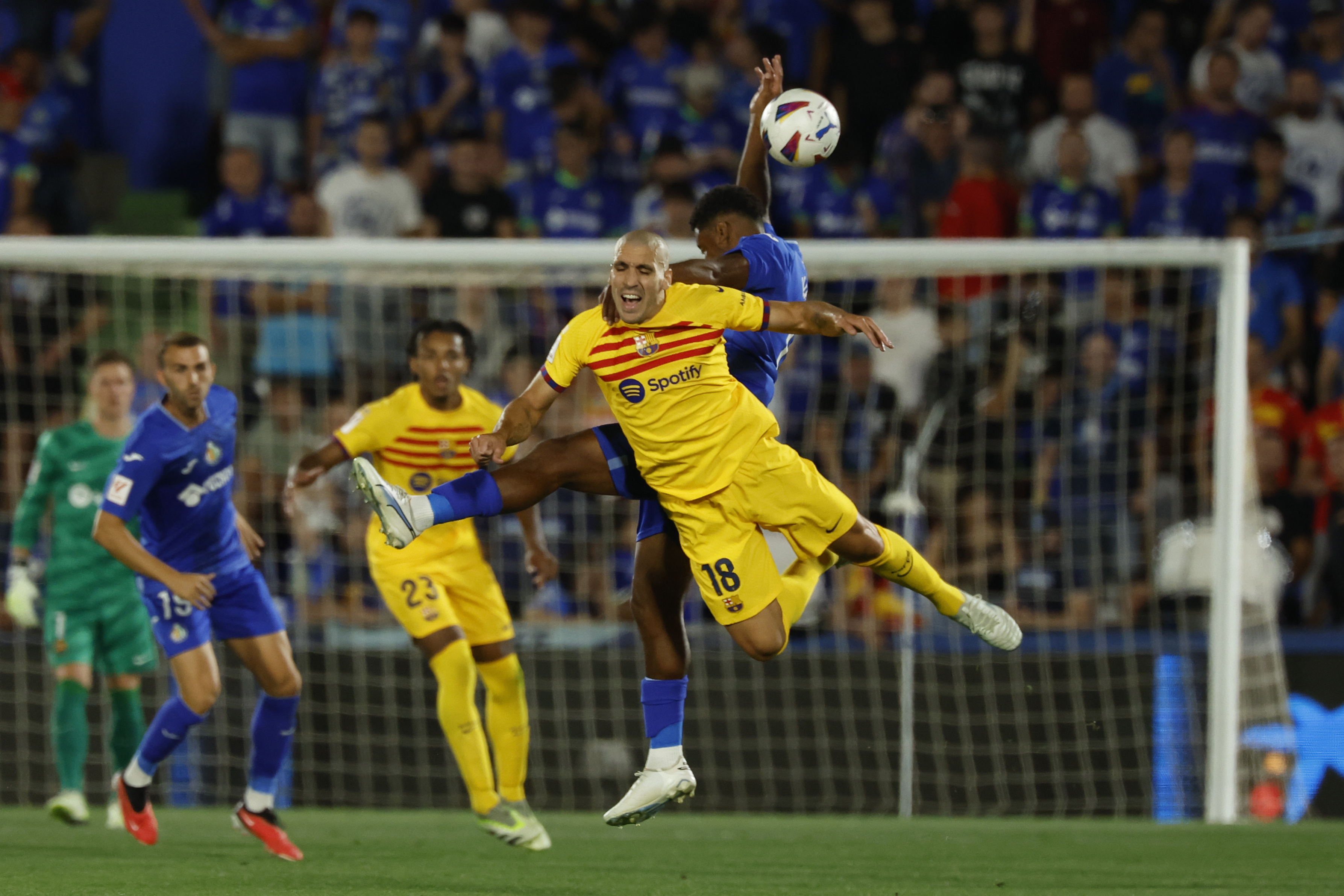 Barcelona tropezó en Getafe en un accidentado inicio de la Liga