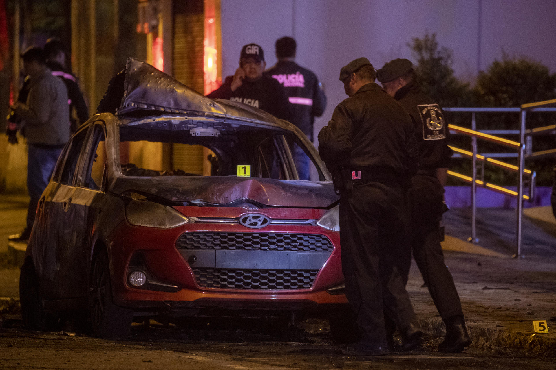 Un auto incendiado y varias explosiones en una zona comercial del centro de Quito