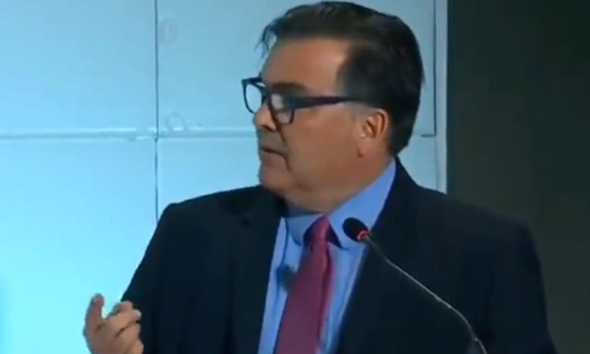 «¡Terremoto!»: temblor sorprendió al embajador de EE UU durante un discurso