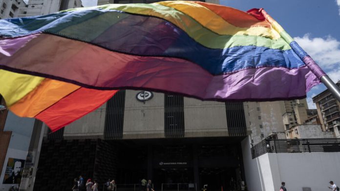 Archivan caso contra 30 de los 33 detenidos en redada local LGBTIQ+ en Valencia