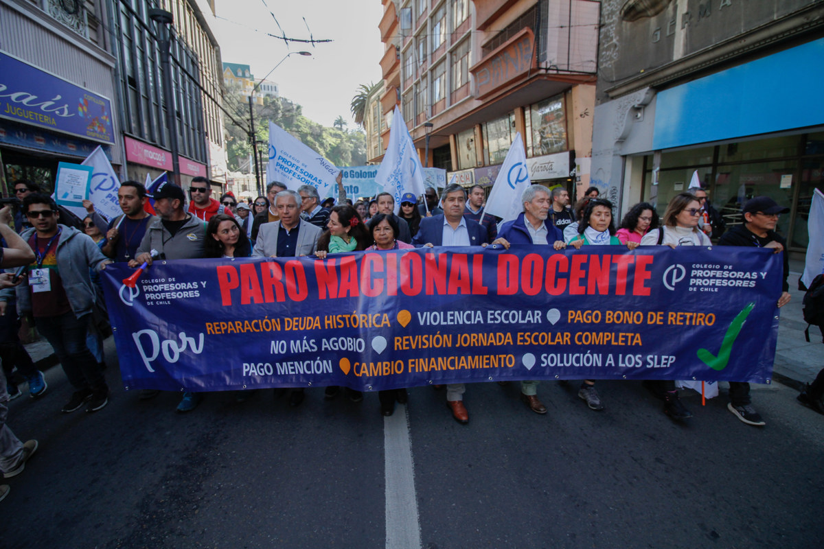 Profesores chilenos presionan al Gobierno con movilización por mejoras laborales