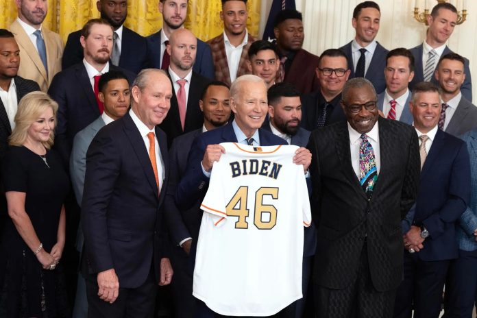 Biden recibe a los Astros de Houston en la Casa Blanca para celebrar su título de la MLB