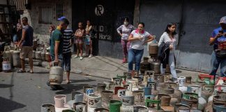 Sin agua, gas o luz: sálvese quien pueda en Venezuela