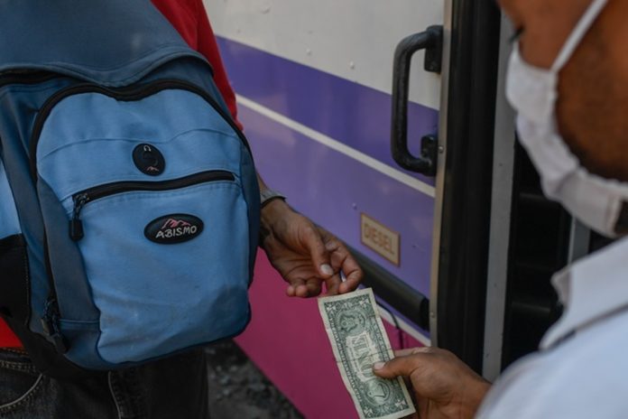 Transportistas piden a las autoridades indexar el pasaje al dólar