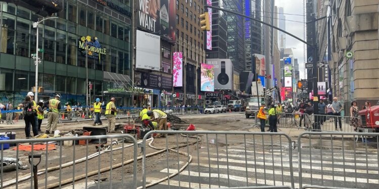 Rotura de una tubería de agua en Nueva York inundó las calles y el metro de Times Square