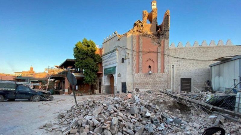 Los daños en edificios como esta mezquita se hicieron evidentes tras el amanecer del sábado. Reuters 