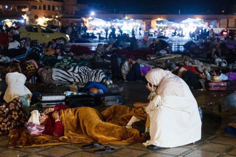 Muchos residentes pasaron la noche fuera de sus casas ante el temor de una réplica. De hecho, las autoridades advirtieron a la población en todo el país que no volvieran a sus viviendas