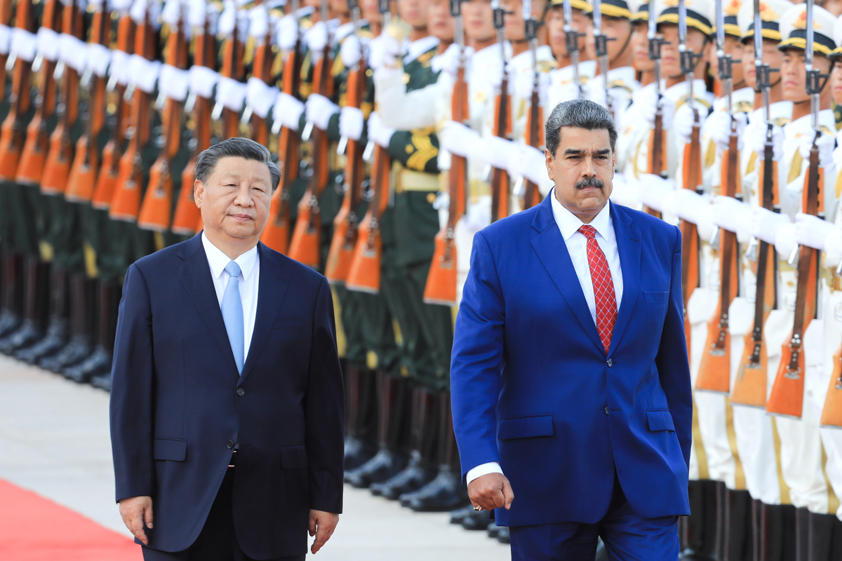 Maduro culmina su visita a China con una alianza estratégica y un teléfono Huawei