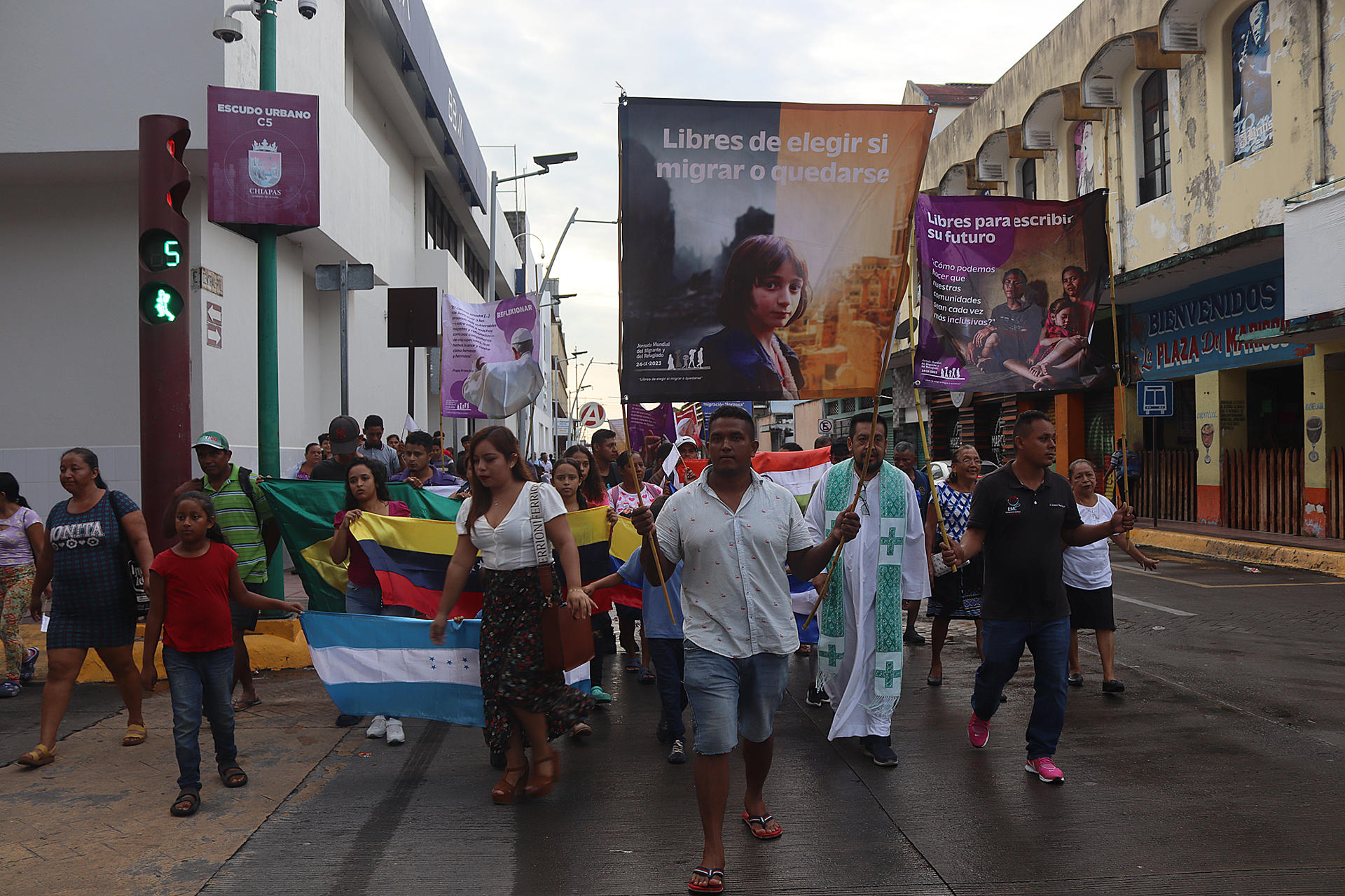 Migrantes realizan procesión en sur de México para pedir que se regule su tránsito a EEUU